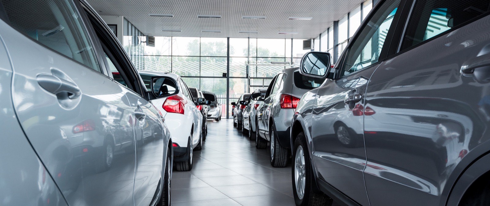 Auto usate in esposizione nell'autosalone San Basilio